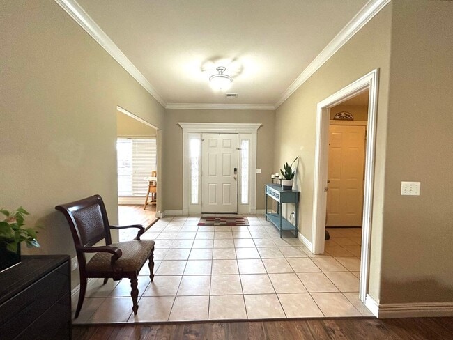 Building Photo - 4 Bedroom 2 Bathroom home