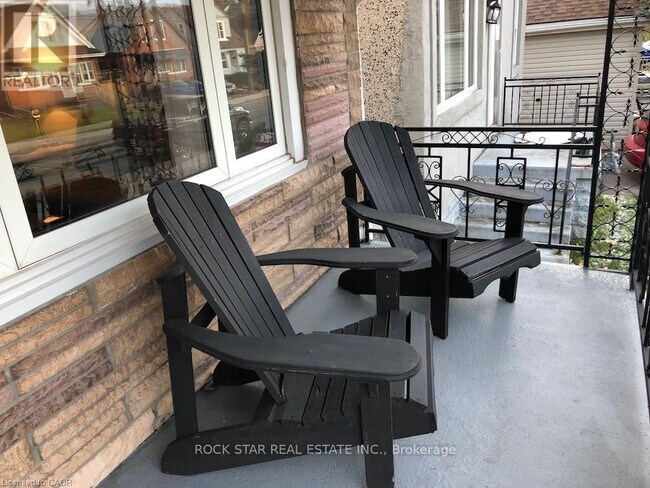 Building Photo - 1198 Dunsmure Rd