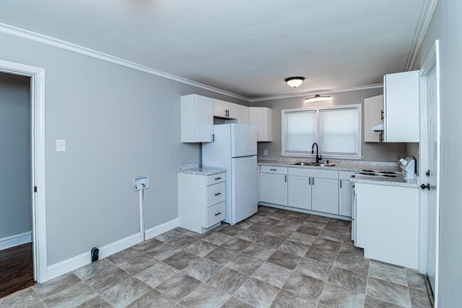 Building Photo - 3 BR | 1 BA Brick Home in Goldsboro - just...