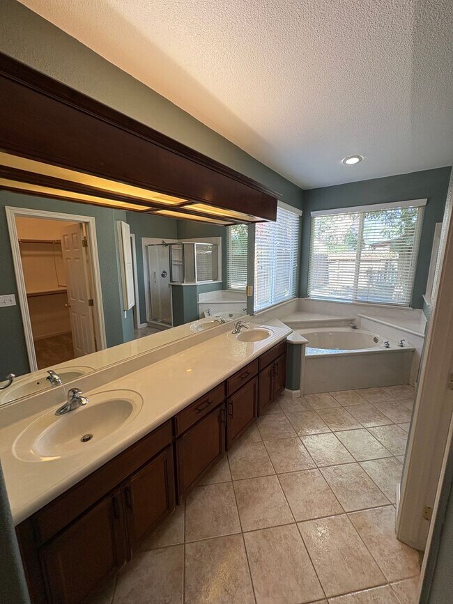 Foto del edificio - Very Spacious South East Visalia Home Avai...