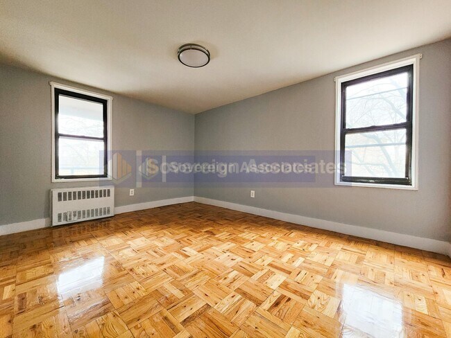 Foto del edificio - 525-527 Riverdale Avenue