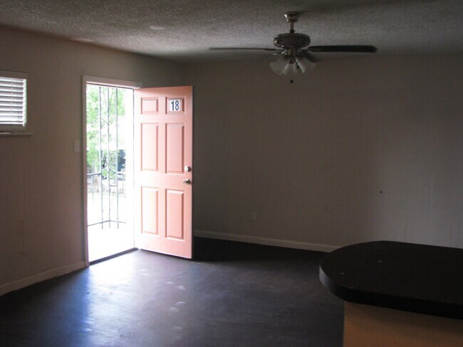 Building Photo - 3812 Wipprecht St