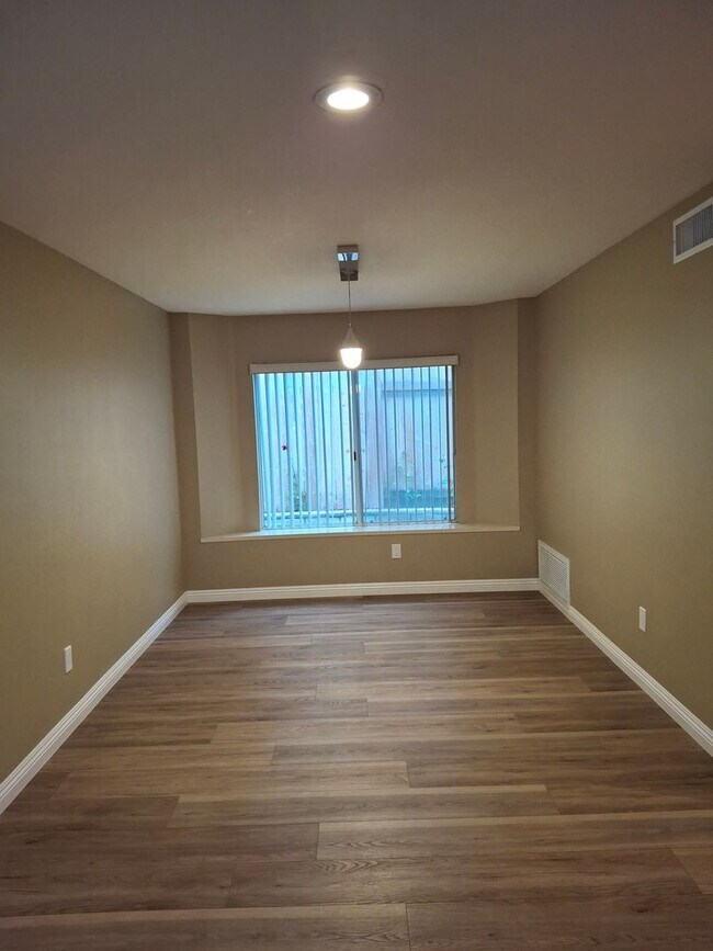 Foto del edificio - Beautifully Remodeled 4-Bedroom, 3-Bath w/ 2 Car-Garage and Central AC/Heat! MUST SEE!!!