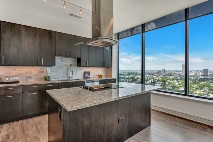 Foto principal - Skyline Views + Luxury Living | Up to 4 We...