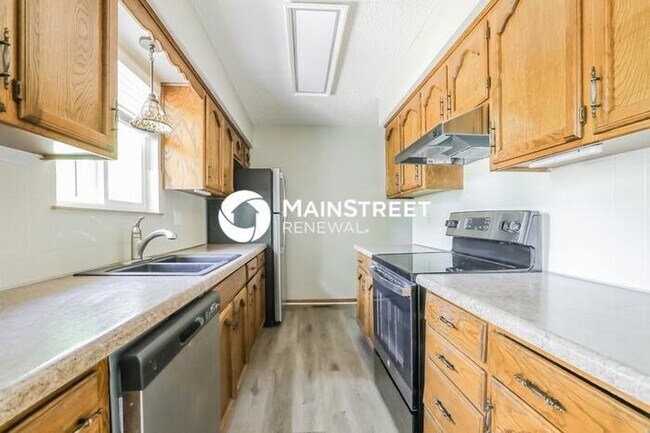 Building Photo - 3 Bedroom Pet-Friendly Home in LEES SUMMIT, MO with Main Street Renewal
