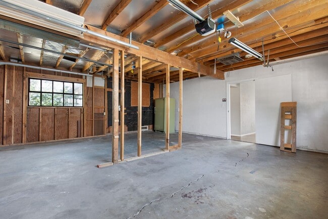 Building Photo - 3 Bedroom 2 Bath Conveniently Located House!