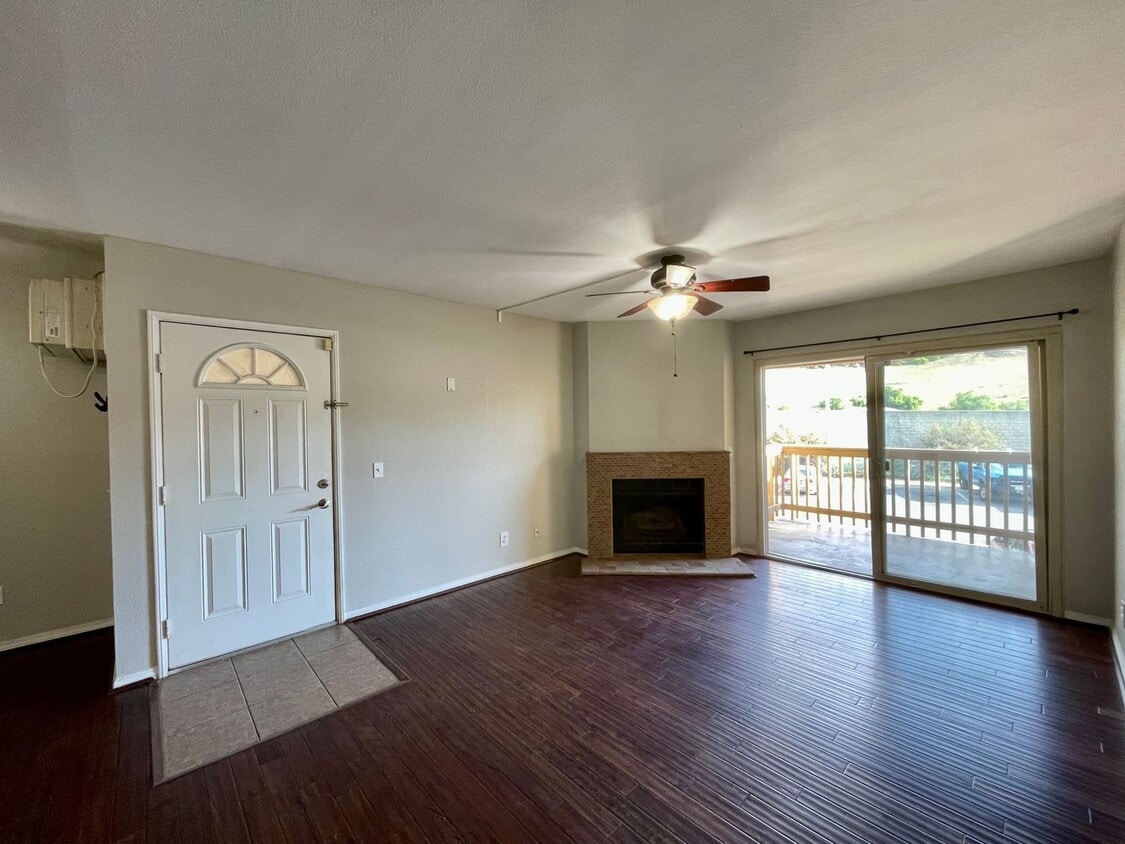Primary Photo - Great 2B/2BA Condo w/ Reserved Parking & W...