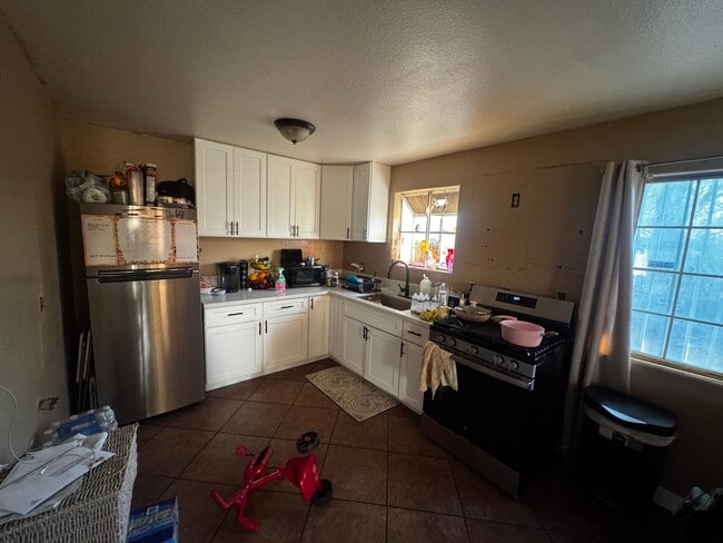 Foto del edificio - 831 N H St