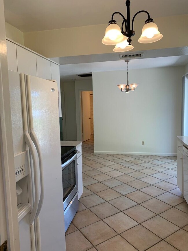 Foto del edificio - ***NAPLES PARK ***2 BED / 1 BATH + GARAGE***MOVE IN ASAP***QUICK APPROVAL PROCESS***NO HOA***PET ...