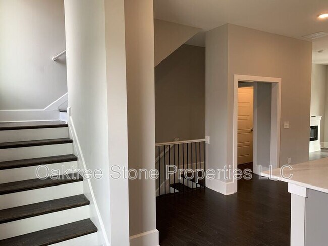 Building Photo - 456 Parkway Dr NE