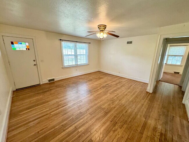 Building Photo - Cozy and Convenient - 2 bedroom home in We...