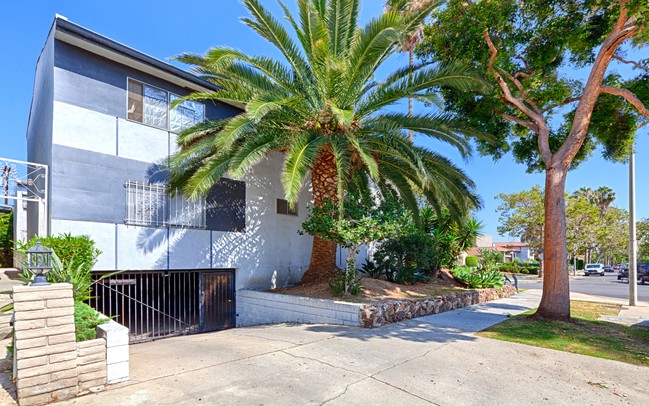 Building Photo - 8355 Rosewood Ave