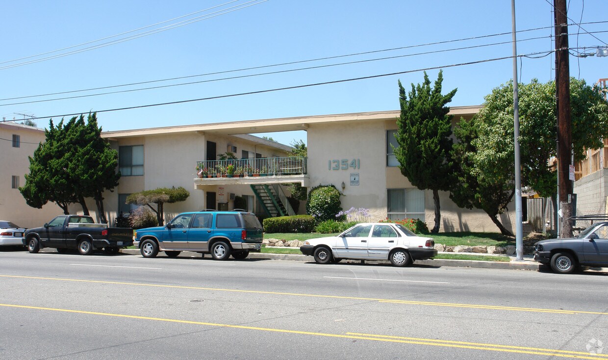 Building Photo - 13541 Vanowen St