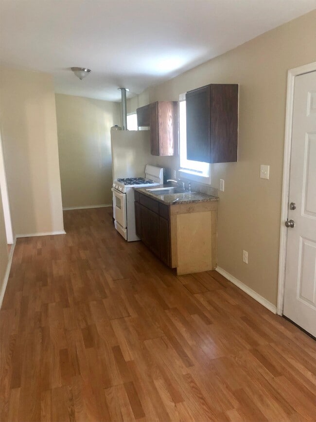 Building Photo - 413 N Hackberry