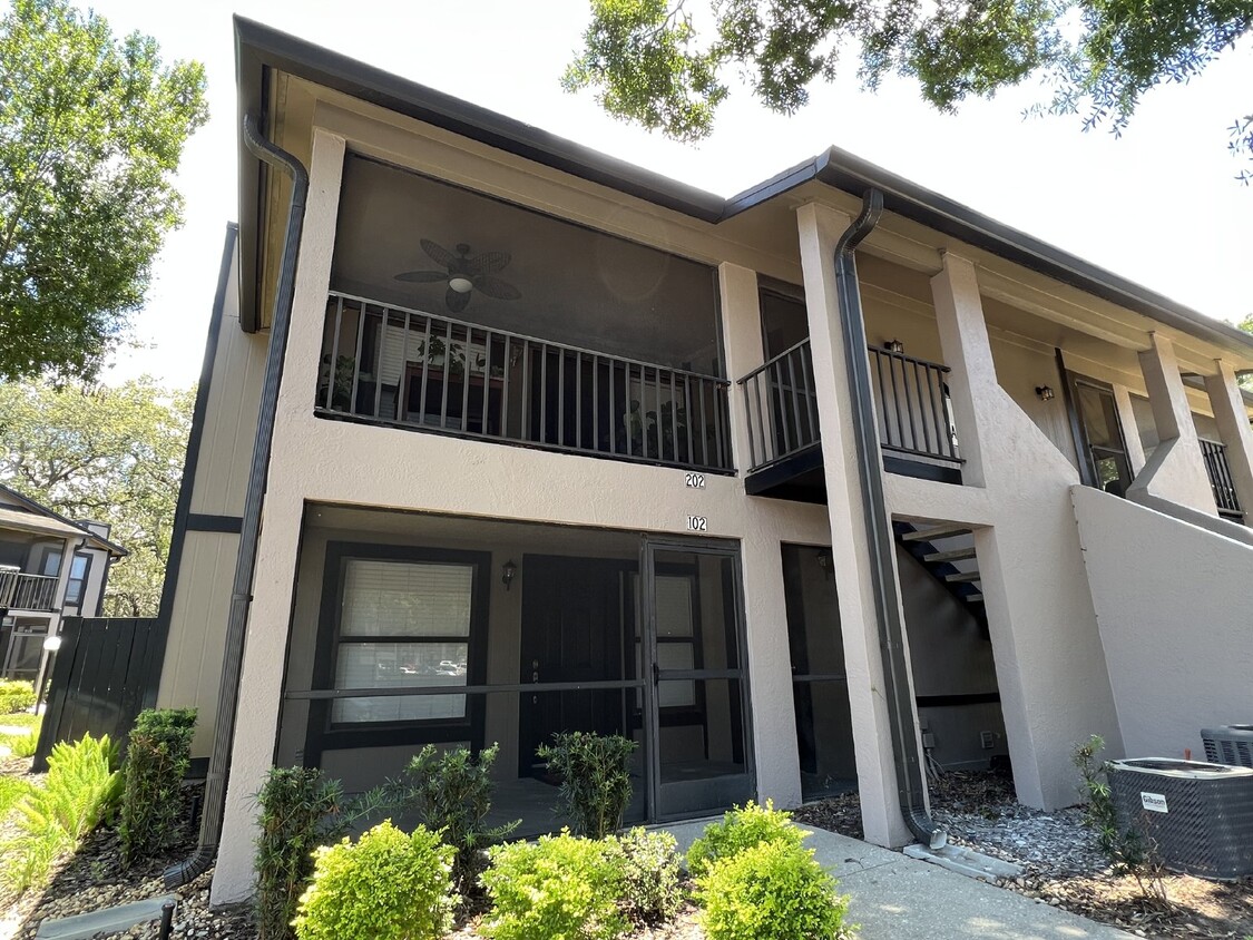 Foto principal - "Charming 2-Bed, 2-Bath Condo in Tampa's S...