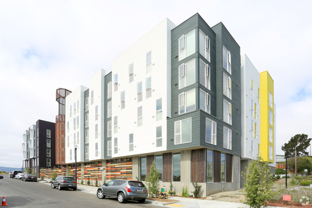 Building Photo - Pacific Pointe at the Shipyard
