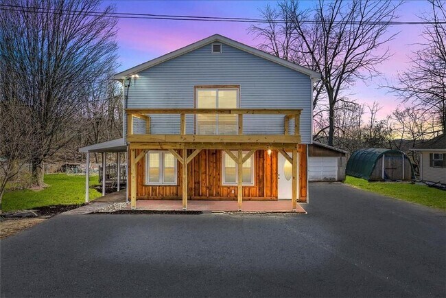 Foto del edificio - PRICE REDUCED!! Gorgeous Newly Renovated 4 BR, 2 BA on .71 acres