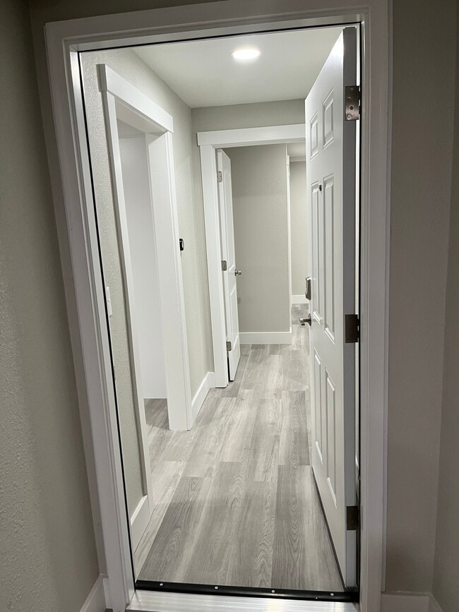 Building Photo - 1402 S Broadway Ave