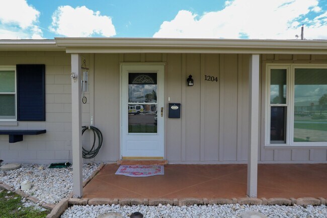 Building Photo - 1204 Harkness Way