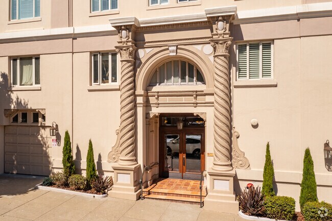 Entrada - La Mirada Apartments