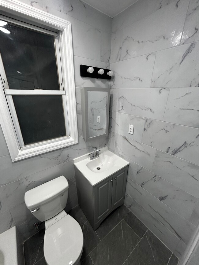 Baño - 100 Clarke Ave