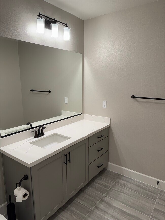 Baño del dormitorio principal - 287 Llano de los Robles Ave