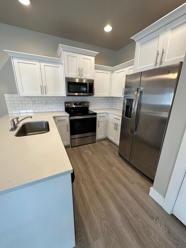 Building Photo - 3 Bed 2.5 Bath Townhome for Rent in West H...