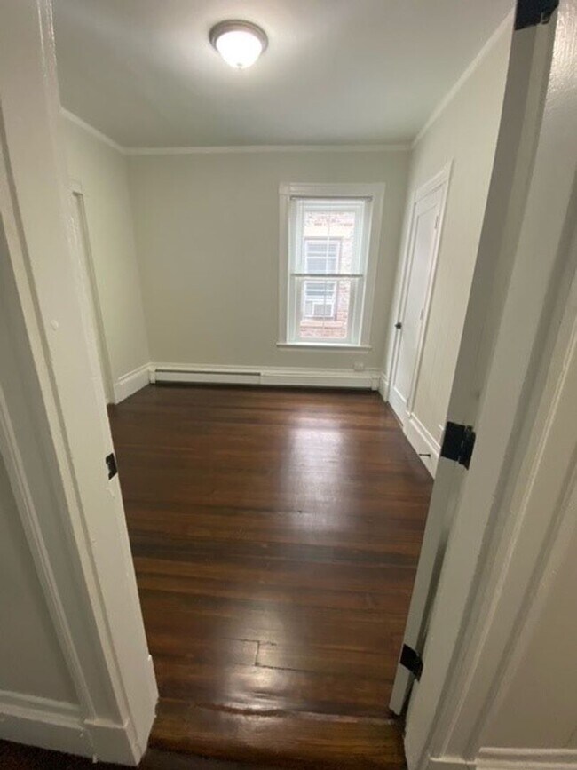 Building Photo - Fantastic Unit, Laundry in Unit, Modern Ap...