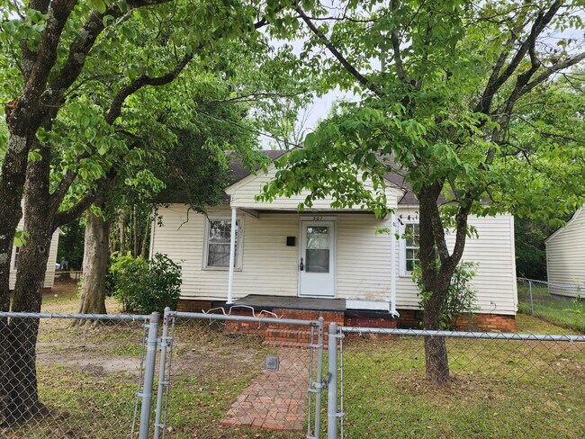 Building Photo - Cute 2 bed 1 bath home close to Downtown!