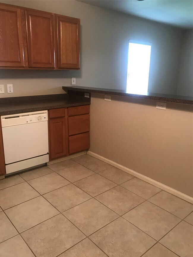 Foto del edificio - 2443 Precinct Line Rd