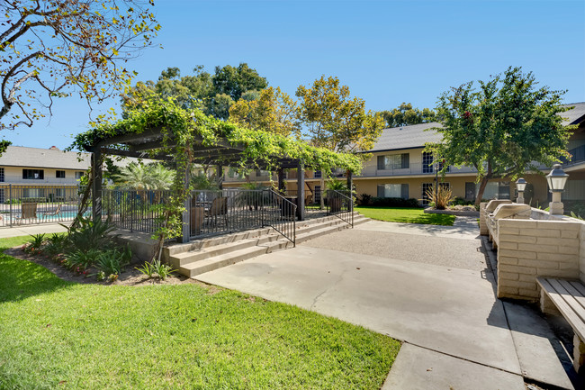 Building Photo - Briarwood Square Apartment Homes