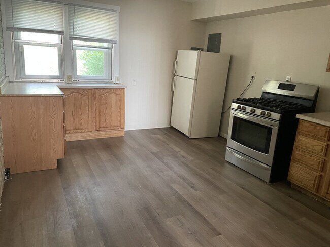 Building Photo - "Spacious 4-Bed Condo with 1.5 Baths at 90...