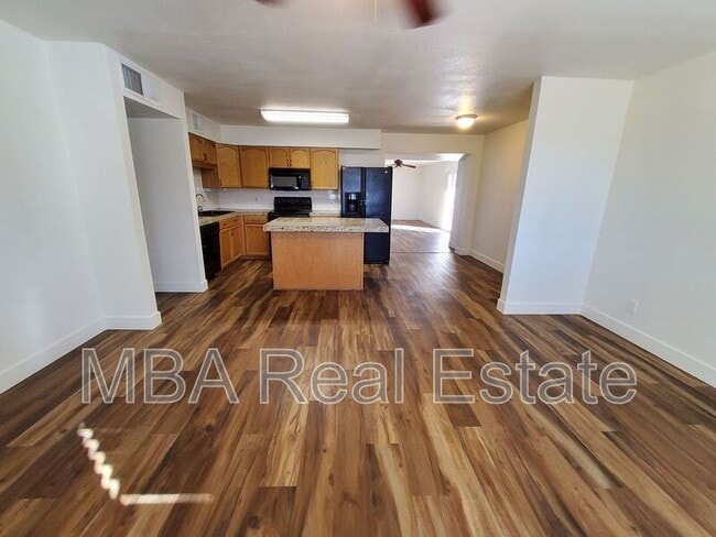 Photo - 1444 W Huntington Dr House