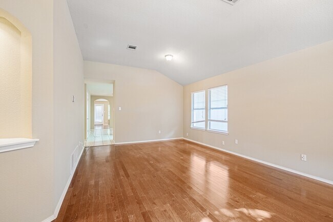 Building Photo - 3 Bedroom, 2 Bath Home in North Austin