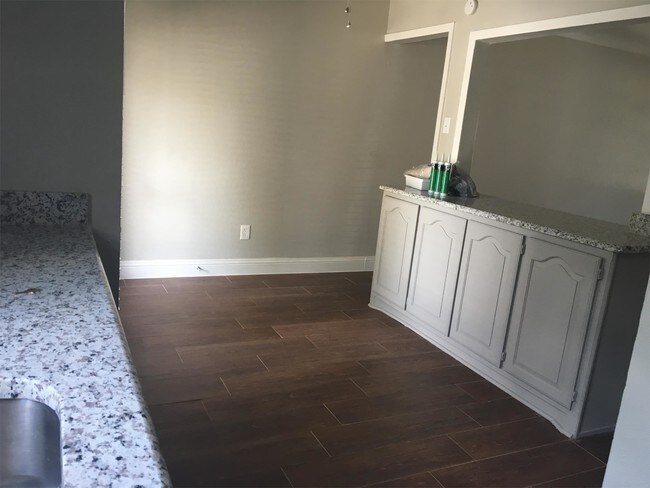 Building Photo - 220 Alpine Ct