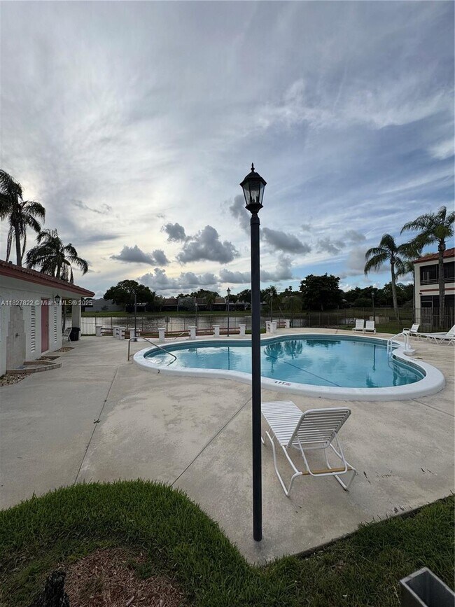 Foto del edificio - 1226 N Hiatus Rd