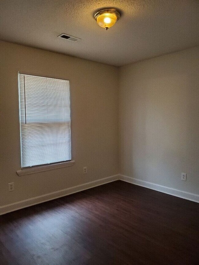 Foto del edificio - Gorgeous, like new with all stainless appliances!