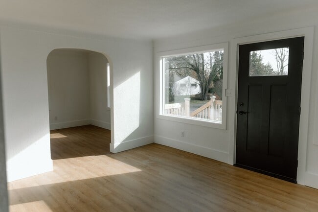 Building Photo - 114 Baker St