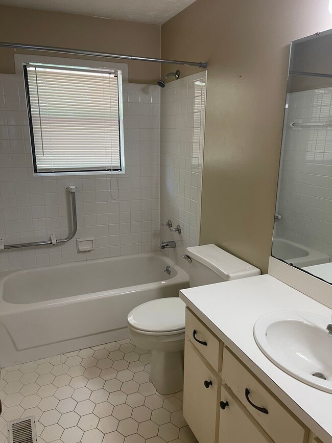 Photo - Hampton 1367-1369 Apartment