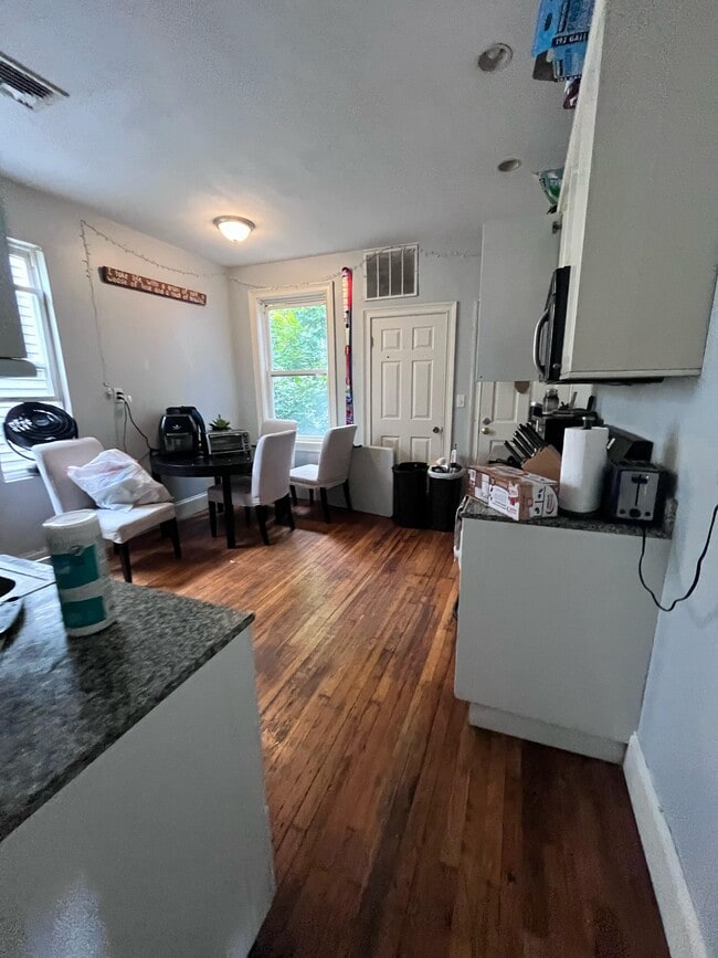 Building Photo - 731 Parker St