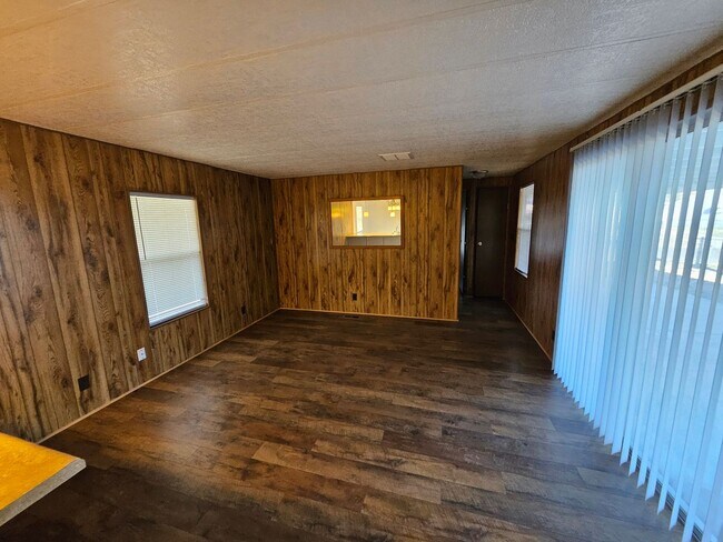 Building Photo - Newly Renovated 2 Bedroom Mobile in Bullhead City