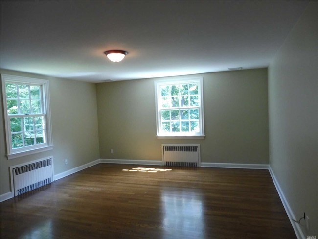 Building Photo - 64 Cove Neck Rd