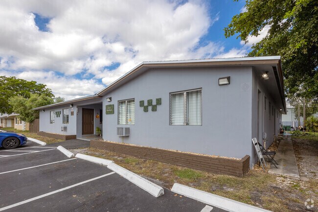 Outside picture - 401 NW 43rd Ct