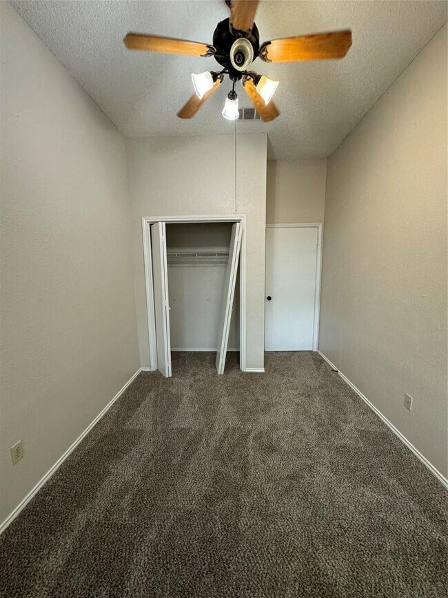 Foto del edificio - 2111 Castle View Dr