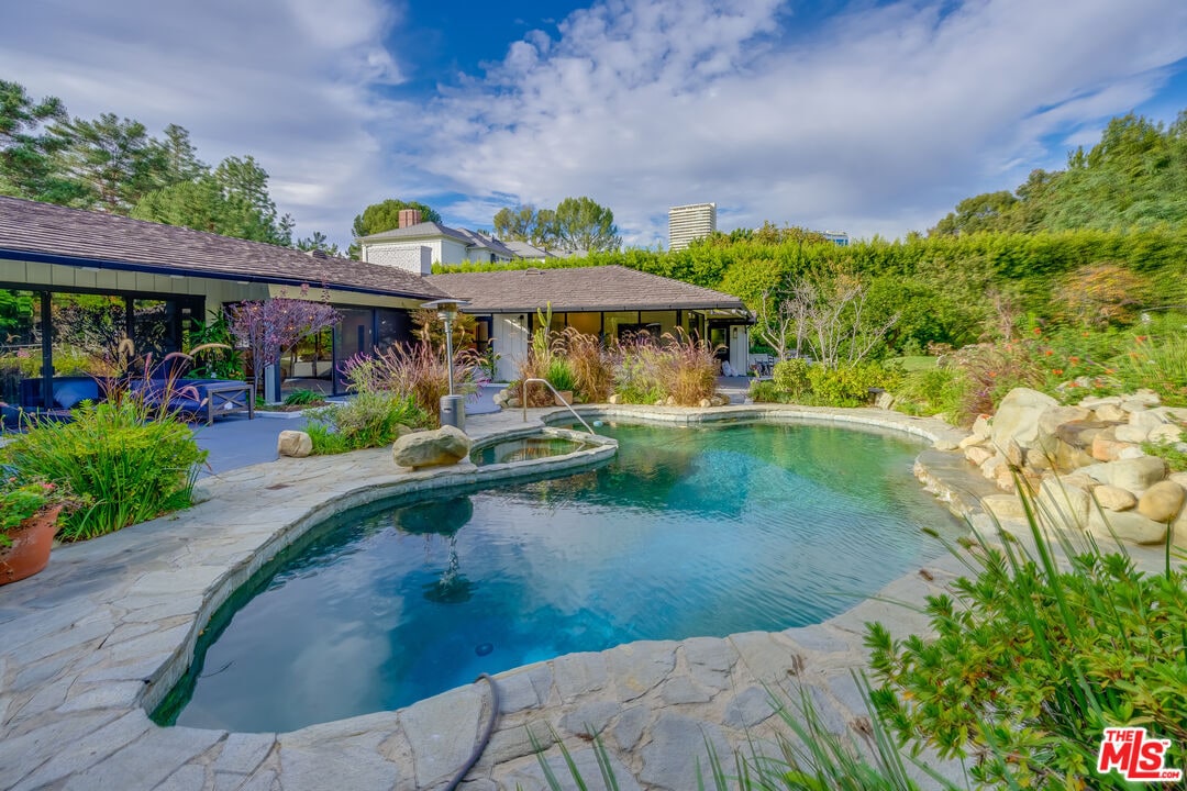 704 Sierra Dr, Beverly Hills, CA 90210 House for Rent in Beverly