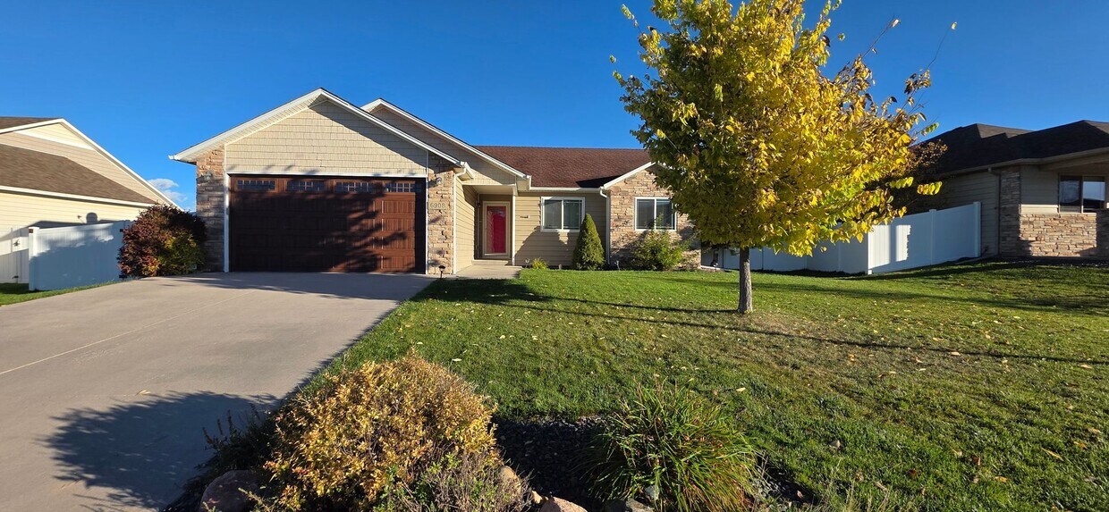 Foto principal - 6908 Laramie St