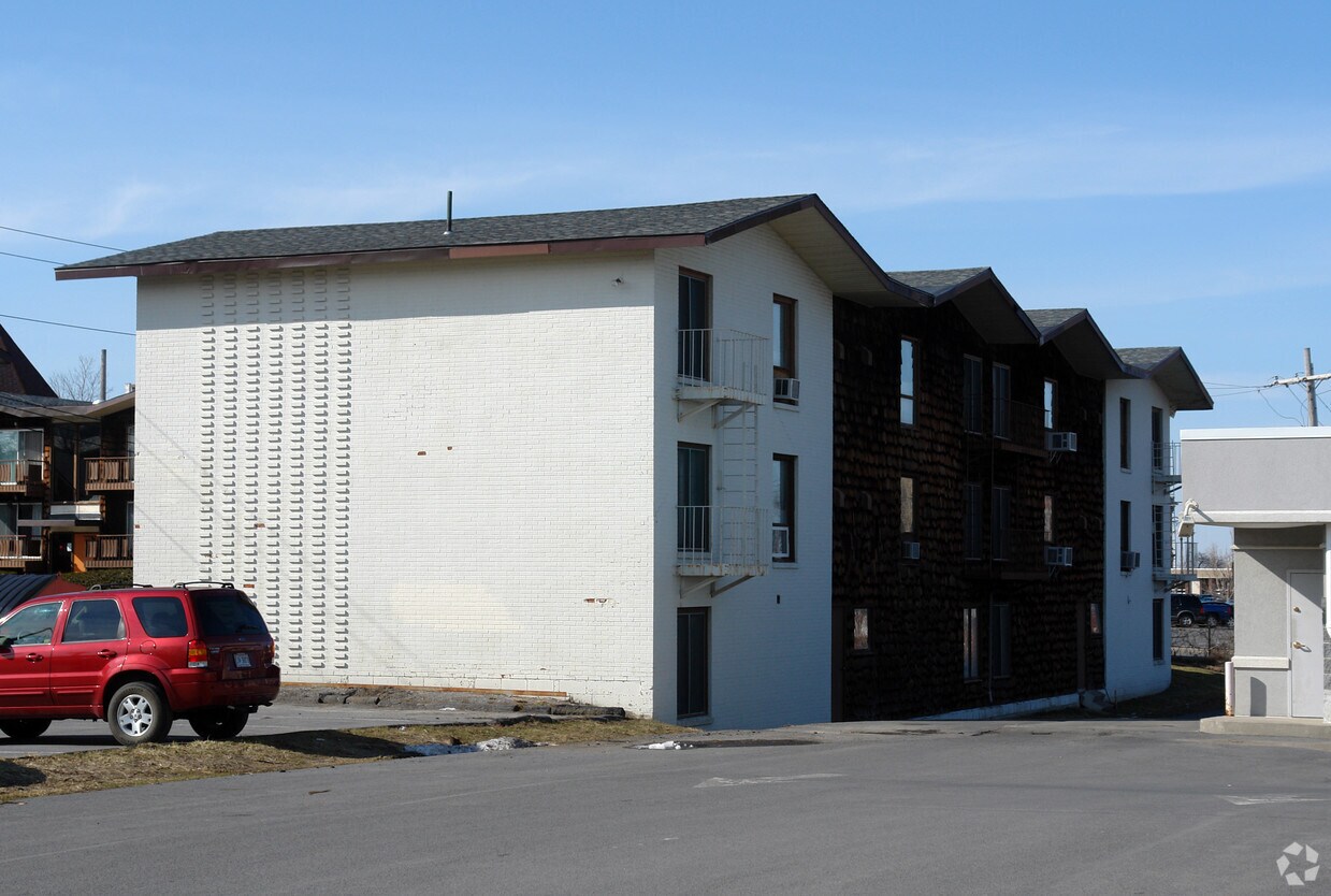 Building Photo - Clinton Court Apartments