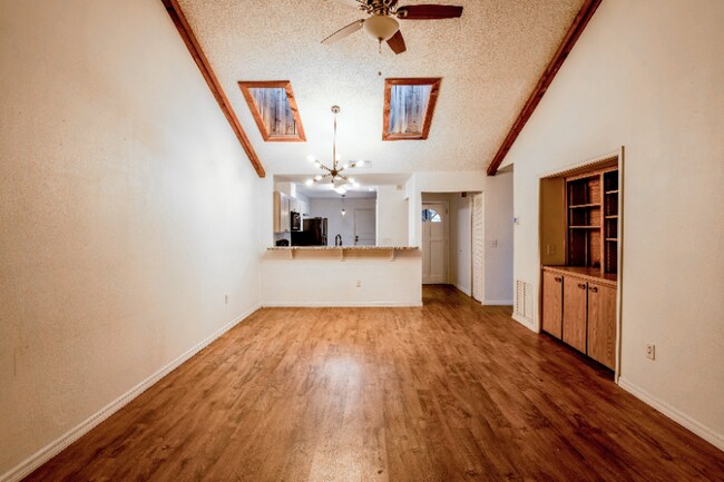 Foto del edificio - 4433 Treasure Oaks Ln