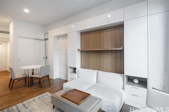 Building Photo - 987 Queen St