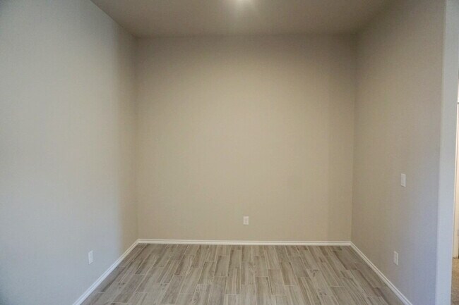 Foto del edificio - Beautiful Home Located In Milwaukee Ridge Division & Minutes From W. Loop 289 Access!